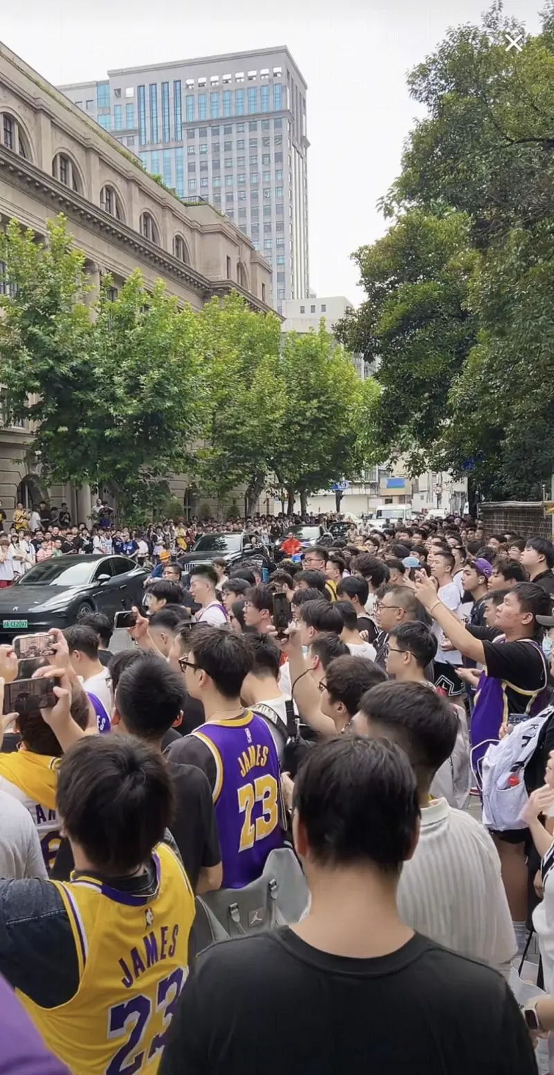开云体育官网-人满为患！詹姆斯即将抵达活动地 现场挤满球迷
