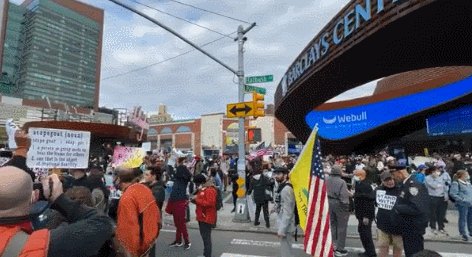 KAIYUN-篮网主场首战涌现大批抗议者 人群高喊：支持欧文！